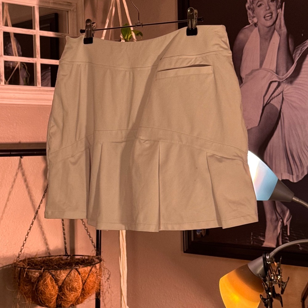 Athletic White Pleated Back Performance Golf Tenn… - image 2